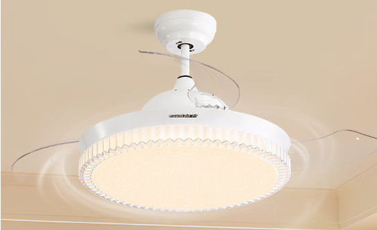 Goud geaccentueerde intelligente plafondventilator met LED-lichten en spraakbesturing